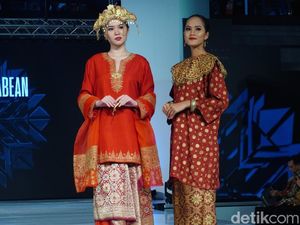 Terpikat Songket Sumatera Nan Elegan di Koleksi Ghea Panggabean