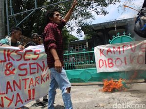 Tak Kunjung Diwisuda, Mahasiswa Segel Kampus Undar Jombang