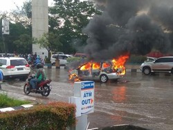 Bikin Panik, Minibus Terbakar di Depan Mapolda Sumsel