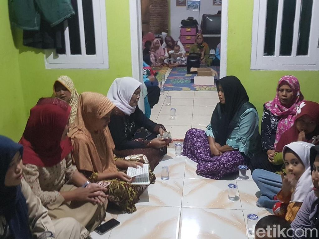 Tunggu Kedatangan Siti Aisyah, Tetangga Gelar Pengajian Tunggu Kedatangan Siti Aisyah, Tetangga Gelar Pengajian