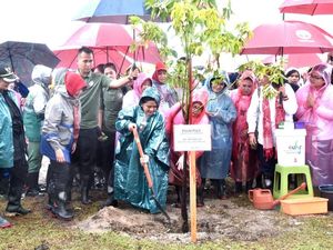 Berjas Hujan, Iriana Tanam Mangrove di Pantai Pandeglang