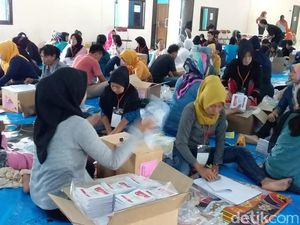 KPU Garut Temukan Ratusan Surat Suara Rusak KPU Garut Temukan Ratusan Surat Suara Rusak