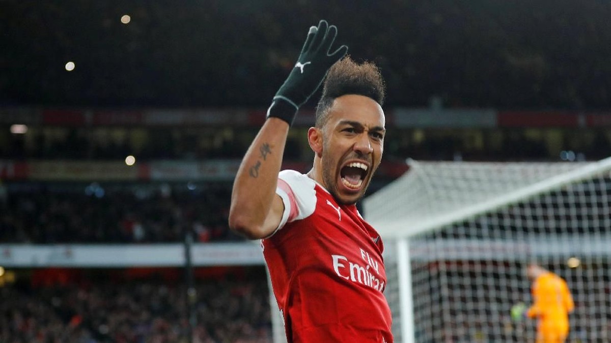 Pierre-Emerick Aubameyang melesakkan satu gol ke gawang Manchester United lewat titik penalti. (Foto: Eddie Keogh/Reuters)