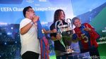 Carles Puyol Sapa Fans di Jakarta