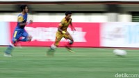 Di menit ke-11, Achmad Faris membawa Mitra Kukar unggul 1-0. Skor bertahan hingga turun minum.