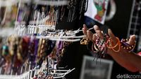Melihat Ragam Pernak-pernik Souvenir Pulau Harapan