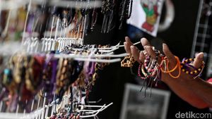 Melihat Ragam Pernak-pernik Souvenir Pulau Harapan