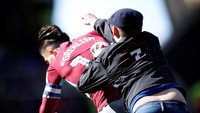 Jack Grealish dipukul oleh fans Birmingham City dalam pertandingan di Divisi Championship. Sang suporter dihukum denda 350 pound sterling dan dilarang masuk ke stadion di seluruh Britania Raya selama 10 tahun. (Foto: Carl Recine/Action Images via Reuters)