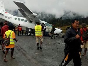 Pesawat Tergelincir di Bandara Puncak Papua Pesawat Tergelincir di Bandara Puncak Papua