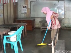 Warga Lamongan Bersih-bersih Pascabanjir Surut