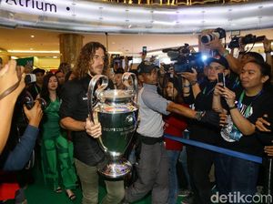 Carles Puyol Sapa Fans di Jakarta