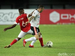 Hanya tiga menit berselang, gol kedua dilesakkan Bali United. Kapten Fadil Sausu memperbesar keunggulan tim besutan Stefano Cugurra Teco unggul 2-0.
