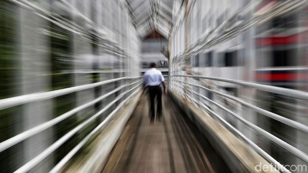 Duh, JPO di ITC Mangga Dua Rusak dan Tak Beratap Duh, JPO di ITC Mangga Dua Rusak dan Tak Beratap