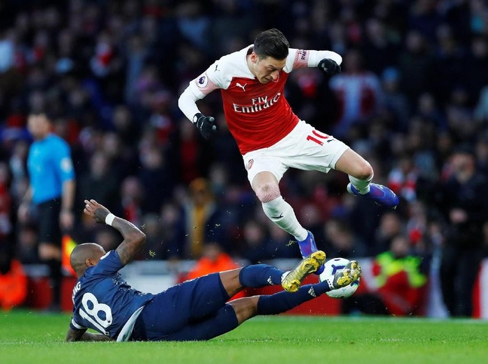 Smalling Diserang Fans, Young Desak Keamanan Pemain Diperketat