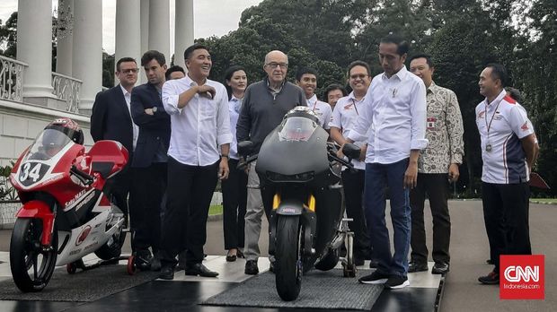 Jokowi pamer jenis motor yang ditaksir mencapai Rp9 miliar. (