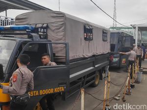 Antar Penumpang KRL di Stasiun Bogor, Polisi Sediakan Bus dan Truk