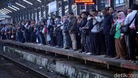 Imbas KRL Terguling, Penumpang Menumpuk di Stasiun Bojong Gede