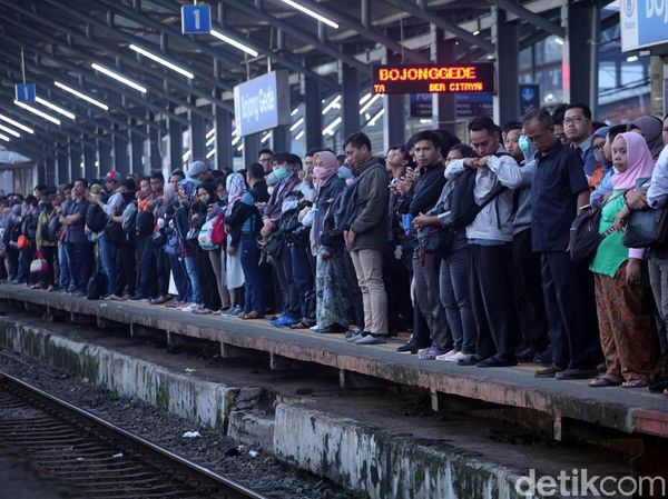 Imbas KRL Terguling, Penumpang Menumpuk di Stasiun Bojong Gede