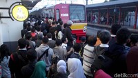 Ternyata Ini Biang Kerok Penumpukan Penumpang di Stasiun KRL