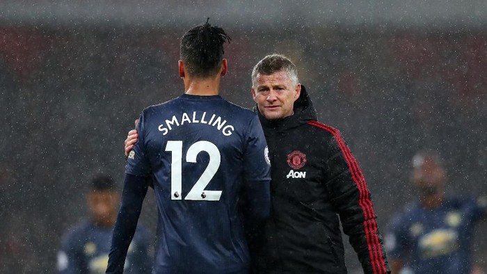 LONDON, ENGLAND - MARCH 10: Ole Gunnar Solskjaer, Interim Manager of Manchester United consoles Chris Smalling of Manchester United following the Premier League match between Arsenal FC and Manchester United at Emirates Stadium on March 10, 2019 in London, United Kingdom. (Photo by Catherine Ivill/Getty Images)