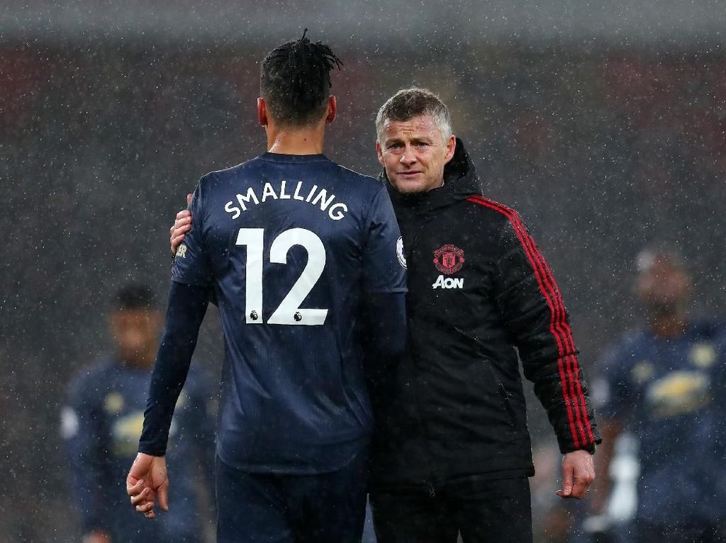 Solskjaer Sambut Hangat Kembalinya Smalling ke MU Solskjaer Sambut Hangat Kembalinya Smalling ke MU