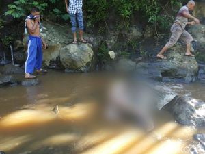 Mayat Perempuan Tanpa Busana Ditemukan Tersangkut di Batu Sungai