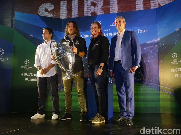 Carles Puyol dengan trofi Liga Champions di Jakarta. (Foto: Grandyos Zafna/detikcom) Carles Puyol dengan trofi Liga Champions di Jakarta. (Foto: Grandyos Zafna/detikcom)