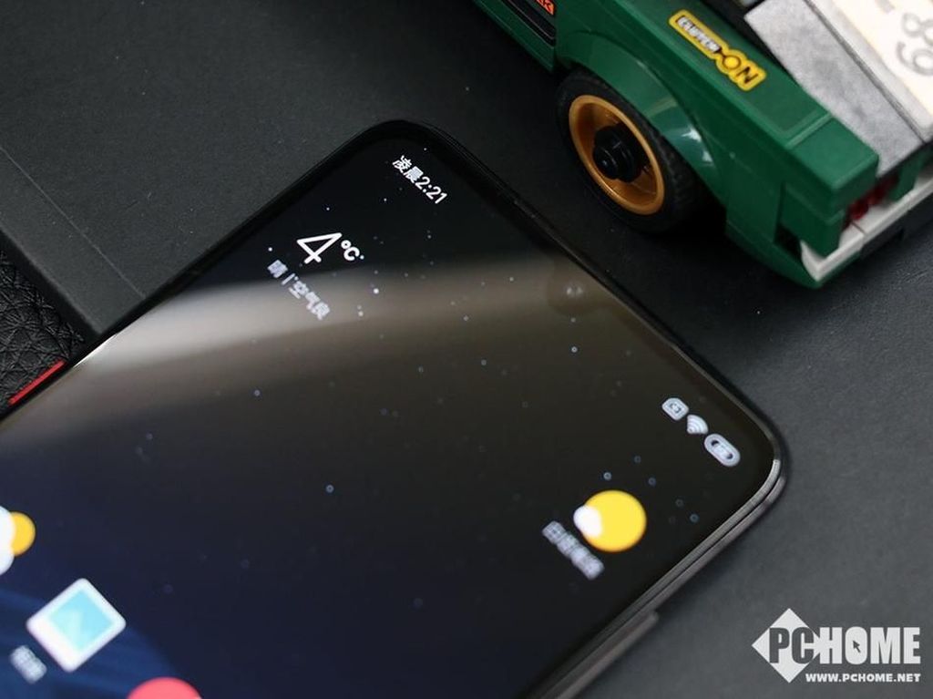 Xiaomi Patenkan Desain Unik Kamera Selfie di Sudut Xiaomi Patenkan Desain Unik Kamera Selfie di Sudut