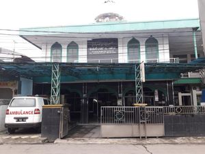 Aksi Pria Bersarung Curi Motor di Masjid Bekasi Terekam CCTV