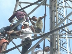Nekat! Pria Gendong Anak Panjat Tower Ancam Bunuh Diri di Purwakarta