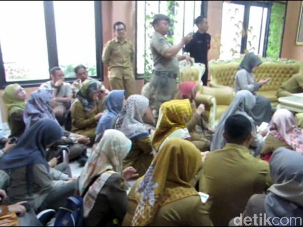 Tagih Tunjangan, Pegawai RSUD Ciereng Demo di Kantor Bupati Subang Tagih Tunjangan, Pegawai RSUD Ciereng Demo di Kantor Bupati Subang