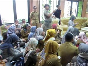 Tagih Tunjangan, Pegawai RSUD Ciereng Demo di Kantor Bupati Subang Tagih Tunjangan, Pegawai RSUD Ciereng Demo di Kantor Bupati Subang