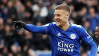 Performa yang nyaris sempurna oleh Jamie Vardy. Striker Inggris itu mencetak sepasang gol dan menyumbang satu assist ketika Leicester City menggilas Fulham 3-1. Foto: Reuters