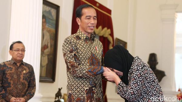 Momen Siti Aisyah Cium Tangan Jokowi Tiga Kali