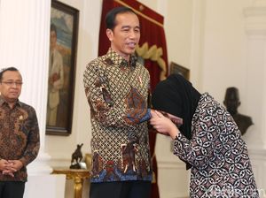 Momen Siti Aisyah Cium Tangan Jokowi Tiga Kali Momen Siti Aisyah Cium Tangan Jokowi Tiga Kali