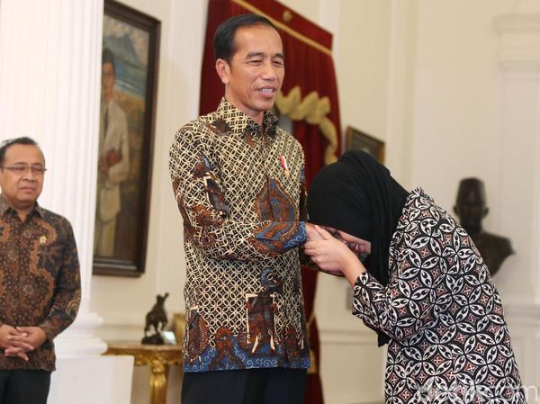 Momen Siti Aisyah Cium Tangan Jokowi Tiga Kali