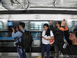 Rupa-rupa Tingkah Warga Jakarta Jajal MRT