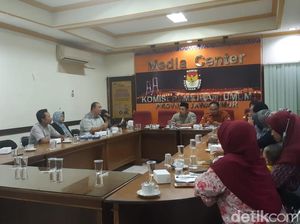 Warga Kediri Datangi KPU Jatim Laporkan 32 Orang Tak Masuk DPT Warga Kediri Datangi KPU Jatim Laporkan 32 Orang Tak Masuk DPT