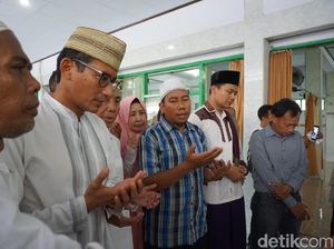 Nyekar ke Wali Pitu di Bali, Sandiaga Disambut Spanduk Maruf Amin Nyekar ke Wali Pitu di Bali, Sandiaga Disambut Spanduk Maruf Amin