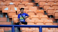 Meski begitu, masih ada sejumlah Bobotoh atau suporter Persib yang hadir menonton dengan mengenakan baju dan atribut Persib Bandung.