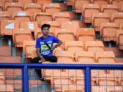 Meski begitu, masih ada sejumlah Bobotoh atau suporter Persib yang hadir menonton dengan mengenakan baju dan atribut Persib Bandung.