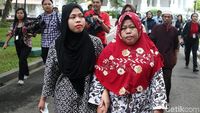 Berkerudung Hitam, Siti Aisyah Tiba di Istana