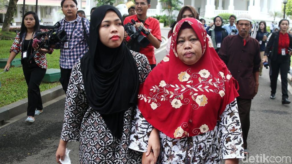Berkerudung Hitam, Siti Aisyah Tiba di Istana