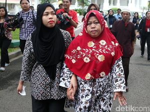 Berkerudung Hitam, Siti Aisyah Tiba di Istana