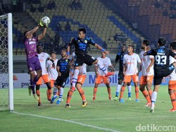 Di babak kedua, Persib terus berusaha untuk memburu gol. Upaya mereka akhirnya membuahkan hasil pada menit ke-53. Menerima umpan panjang dari tengah lapangan, Erwin Ramdani lolos dari perangkap offside. Erwin, tanpa mengontrol bola, langsung melepaskan tembakan yang tak mampu dibendung Bima Sakti.