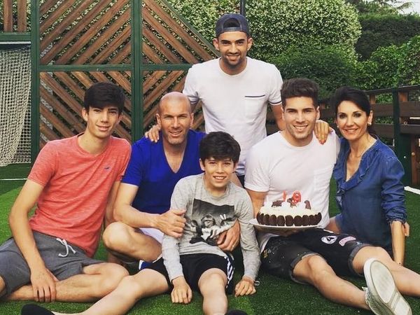 Intip 8 Potret Harmonis Zinedine Zidane bersama Keluarga