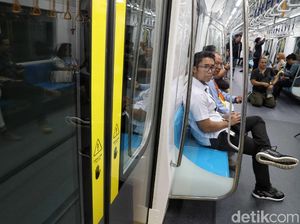 Cerita Warga Mau Tinggalkan Mobil Demi Naik MRT Jakarta