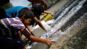 Potret Kacaunya Venezuela: Air Minum dari Selokan Hingga Penjarahan