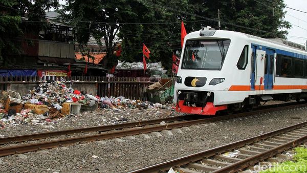 Duh Jorok, Sampah Menumpuk di Pinggir Rel Kereta Api