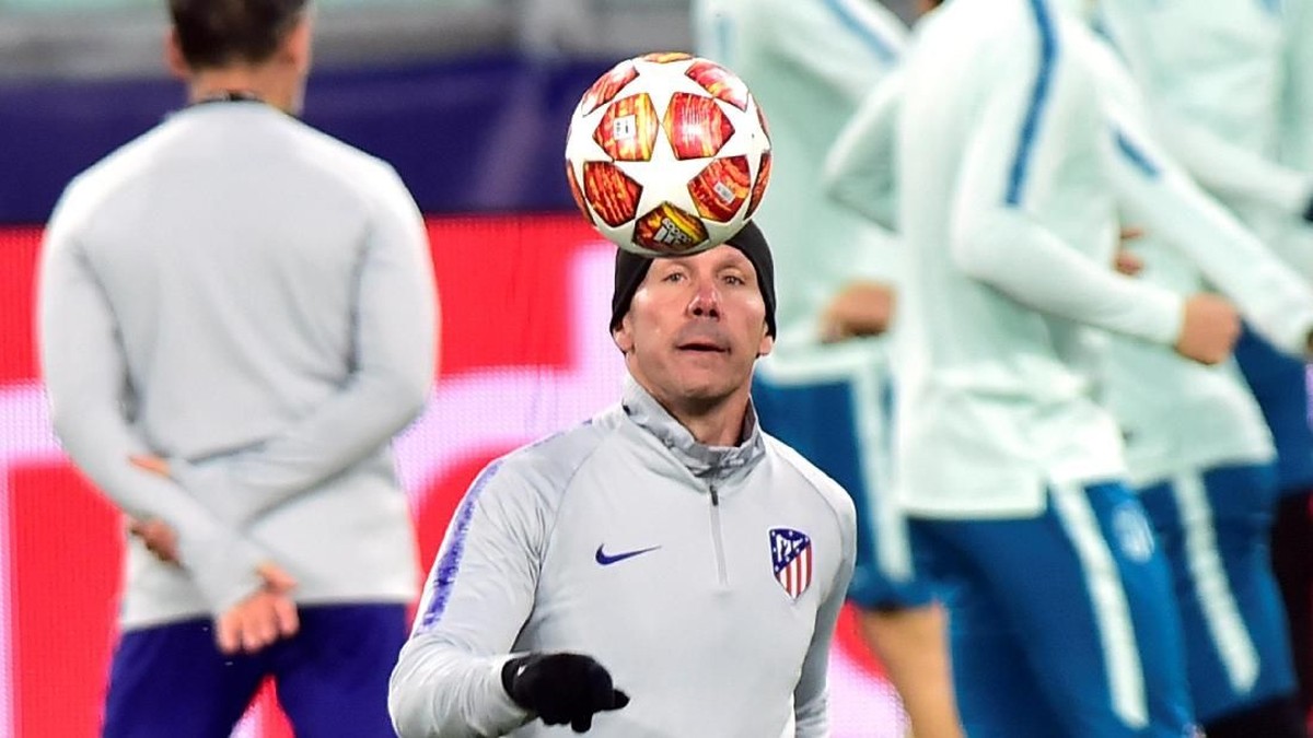 Diego Simeone dalam sesi latihan lejang melawan Juventus. (Foto: Massimo Pinca/Reuters)